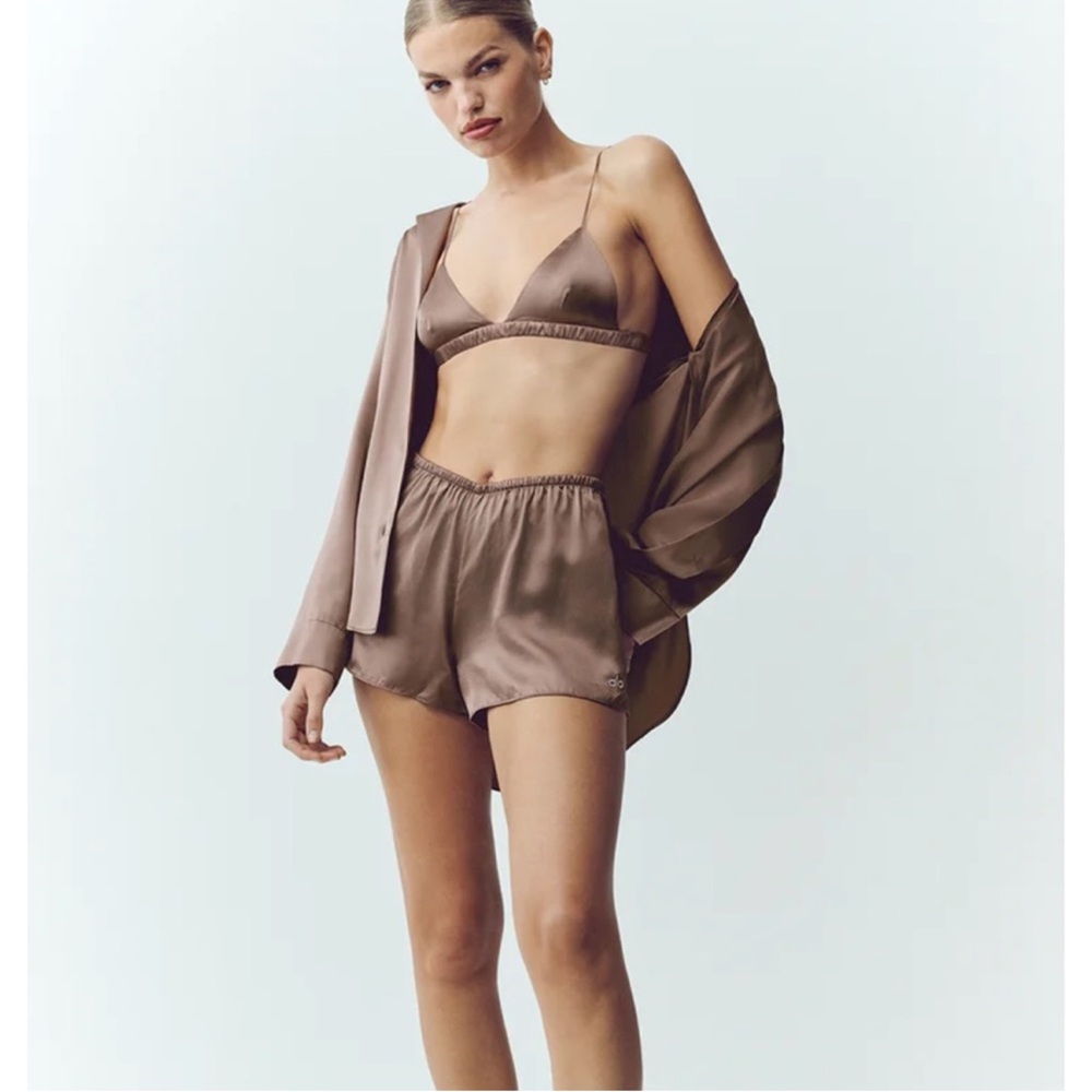 NWT ALO Yoga Silk Luminous Shorts Alpine Cocoa - Picture 4 of 4